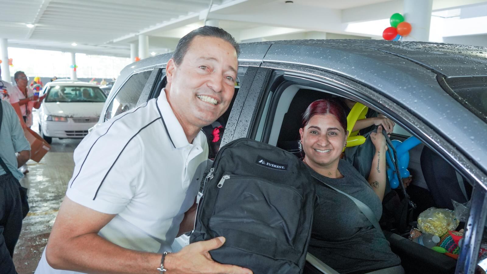 Municipio de Cataño entrega materiales escolares a cientos de niños