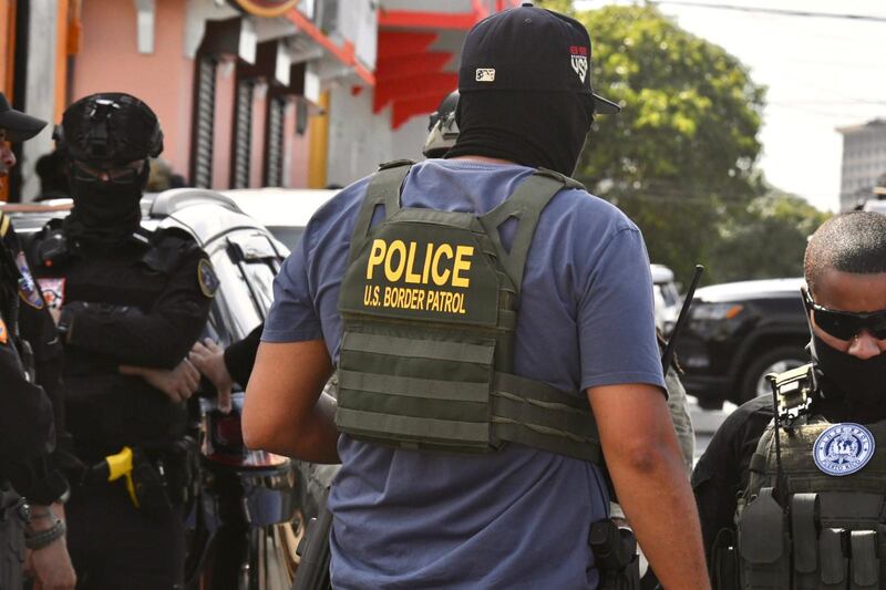 Federales realizan operativo en Villa Palmeras en Santurce