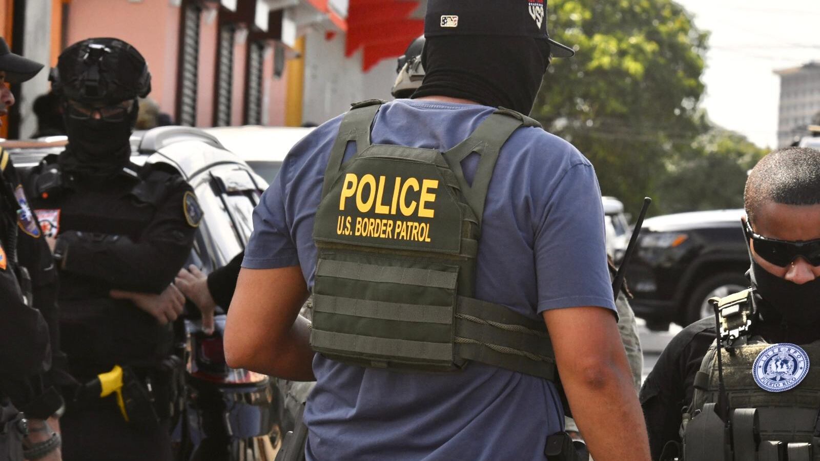 Federales realizan operativo en Villa Palmeras en Santurce