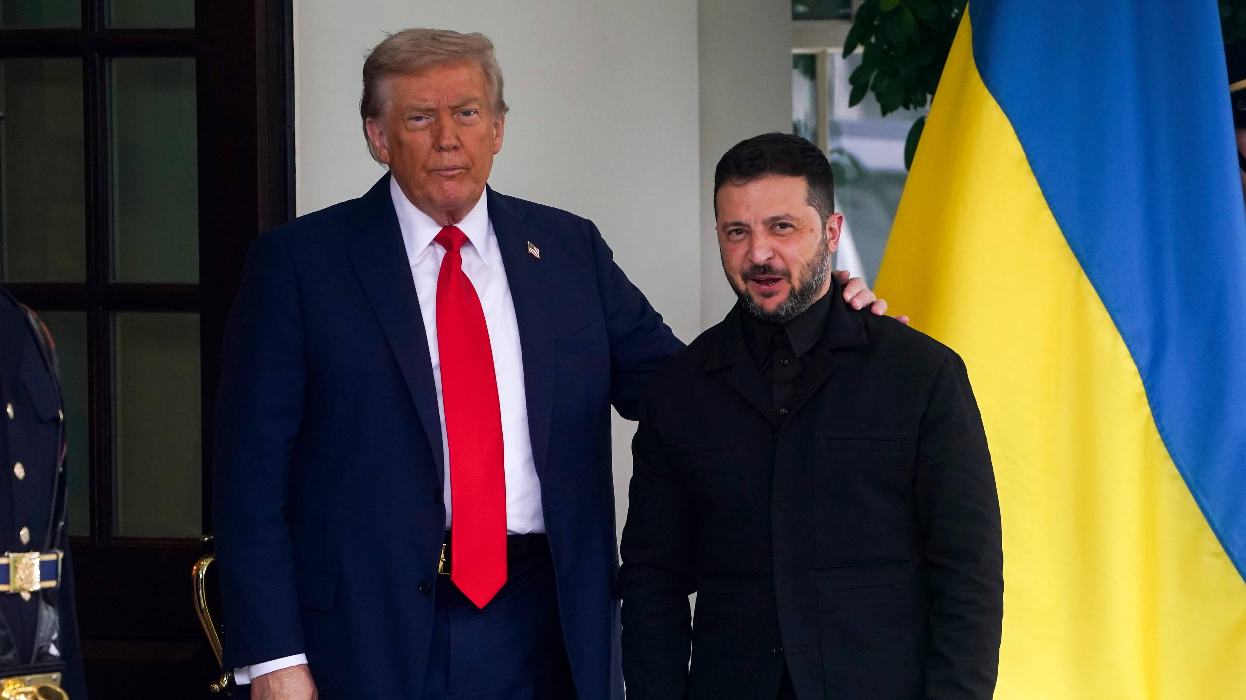 El presidente estadounidense, Donald Trump y su homólogo ucraniano, Volodimir Zelenski (d), a la llegada de éste a la Casa Blanca, momentos antes de su encuentro con líderes europeos, este lunes en Washington. El presidente estadounidense, Donald Trump, recibió este lunes en la Casa Blanca a su homólogo ucraniano, Volodímir Zelenski