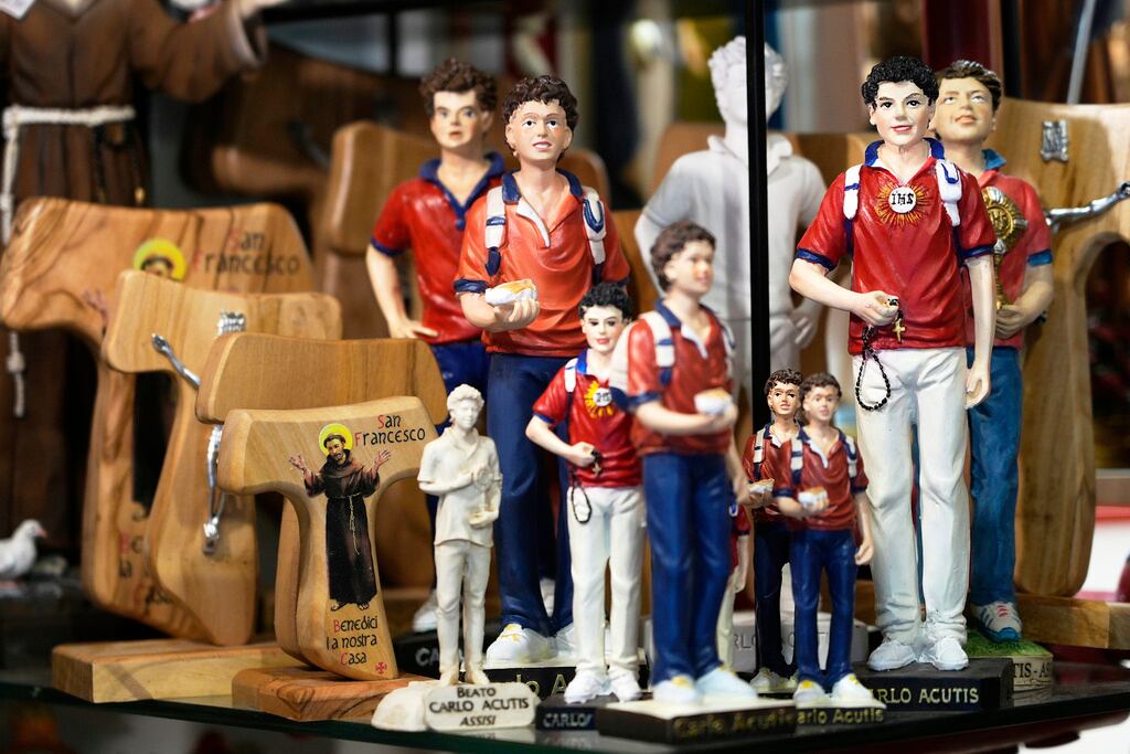 Imágenes de Carlo Acutis, un adolescente italiano que falleció de leucemia en 2006, son exhibidas para su venta en una tienda en Asís, Italia, el sábado 1 de marzo de 2025. (AP Foto/Gregorio Borgia)