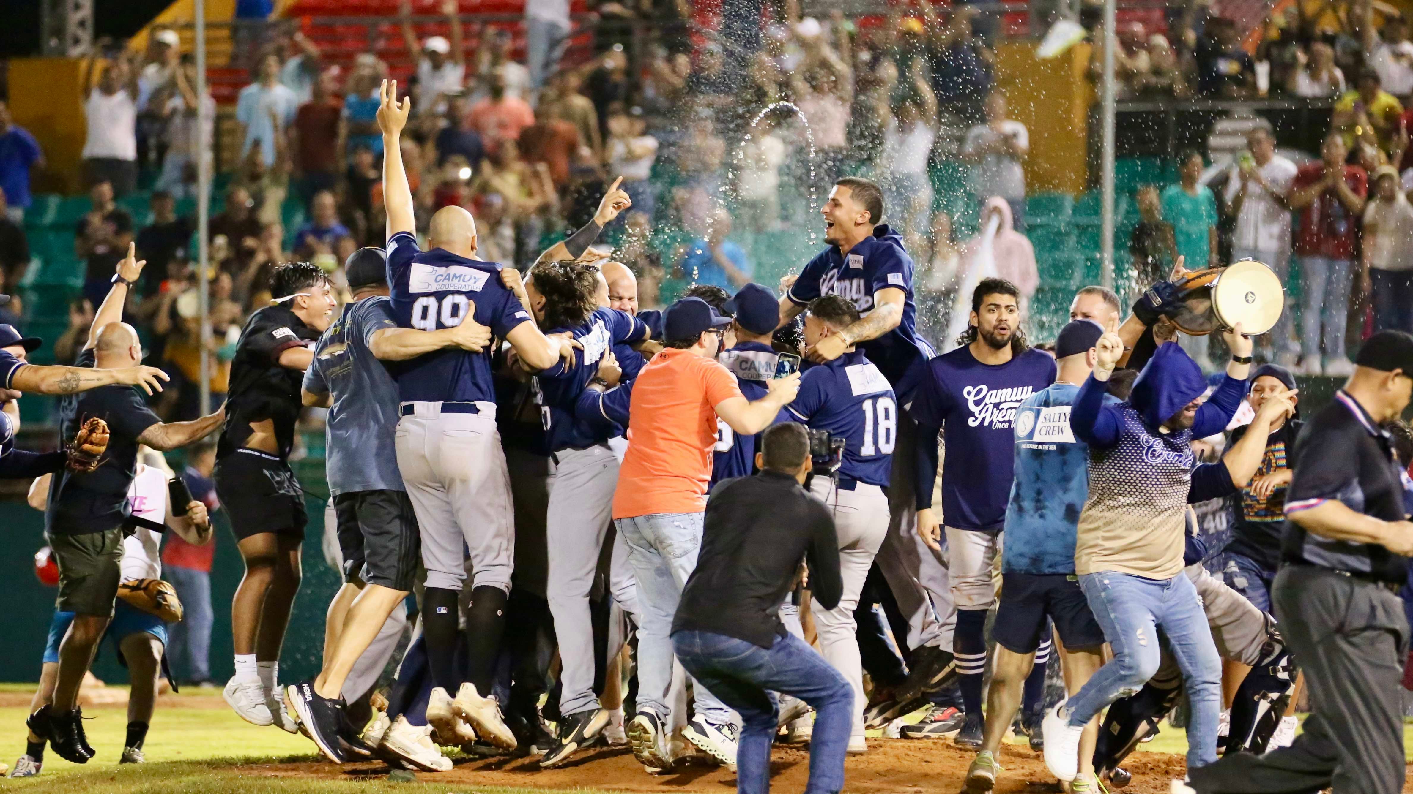 Camuy eliminó en siete juegos a Cayey (foto por José Espinal) (2)