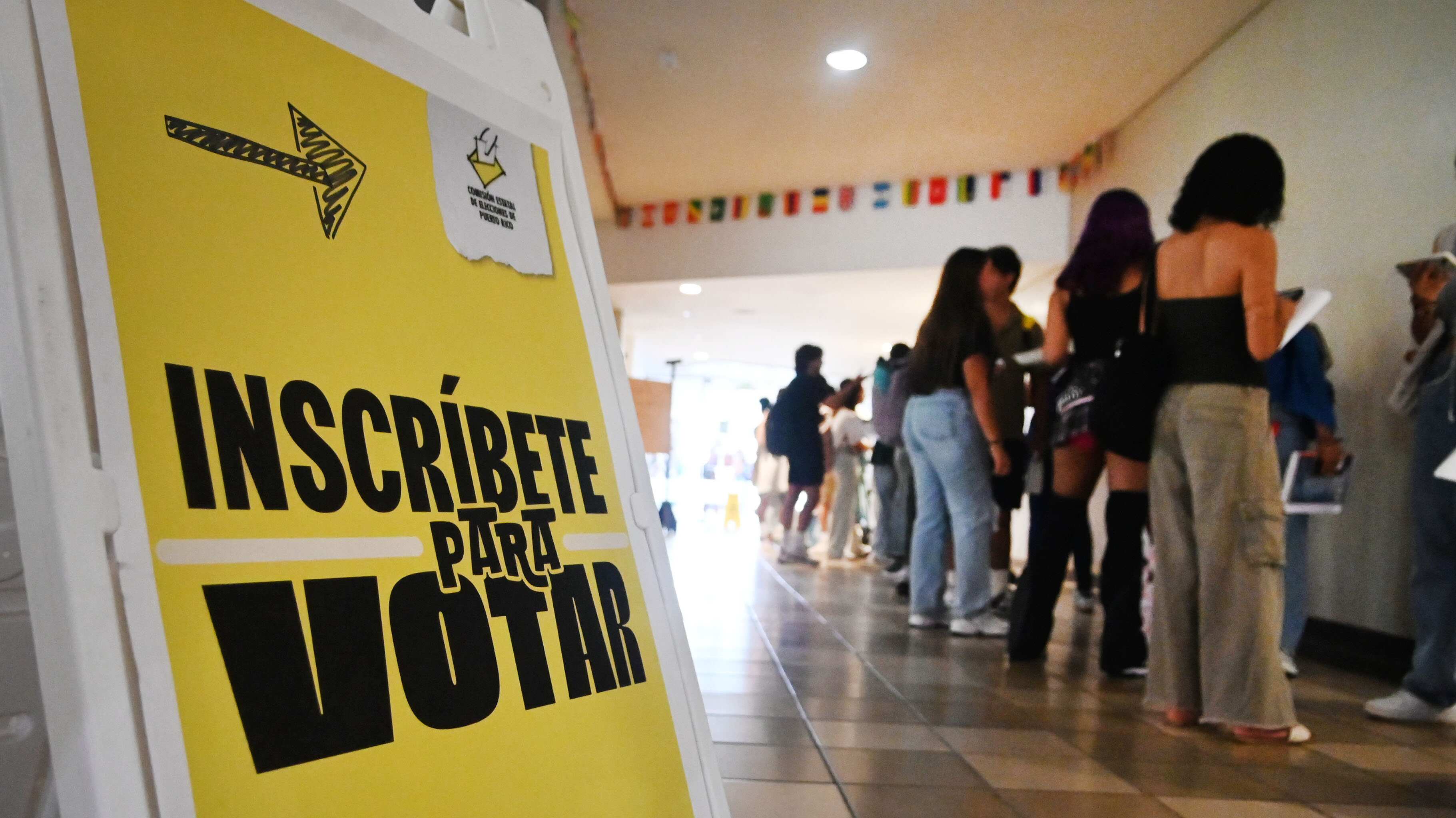 Estudiantes, trabajadores y público en general, se están inscribiendo en el Centro de Estudiantes, UPR