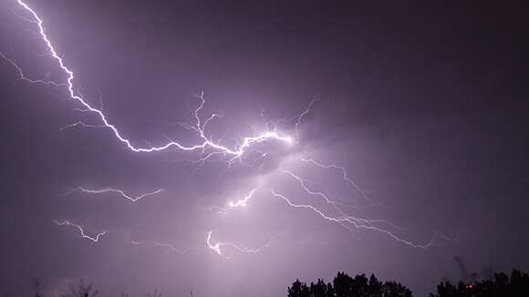 Emiten aviso por tormentas eléctricas en cuatro regiones del país