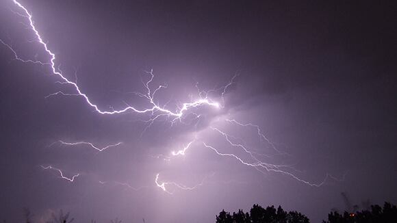 Emiten aviso por tormentas eléctricas en cuatro regiones del país