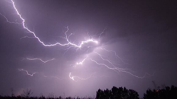 Emiten aviso por tormentas eléctricas en cuatro regiones del país