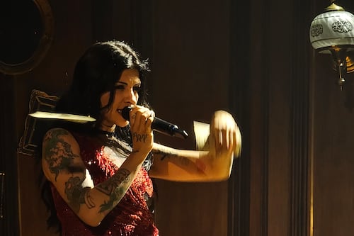 Cazzu regaña a sus fans por atacar a Christian Nodal en pleno concierto; ¿ya lo perdonó?