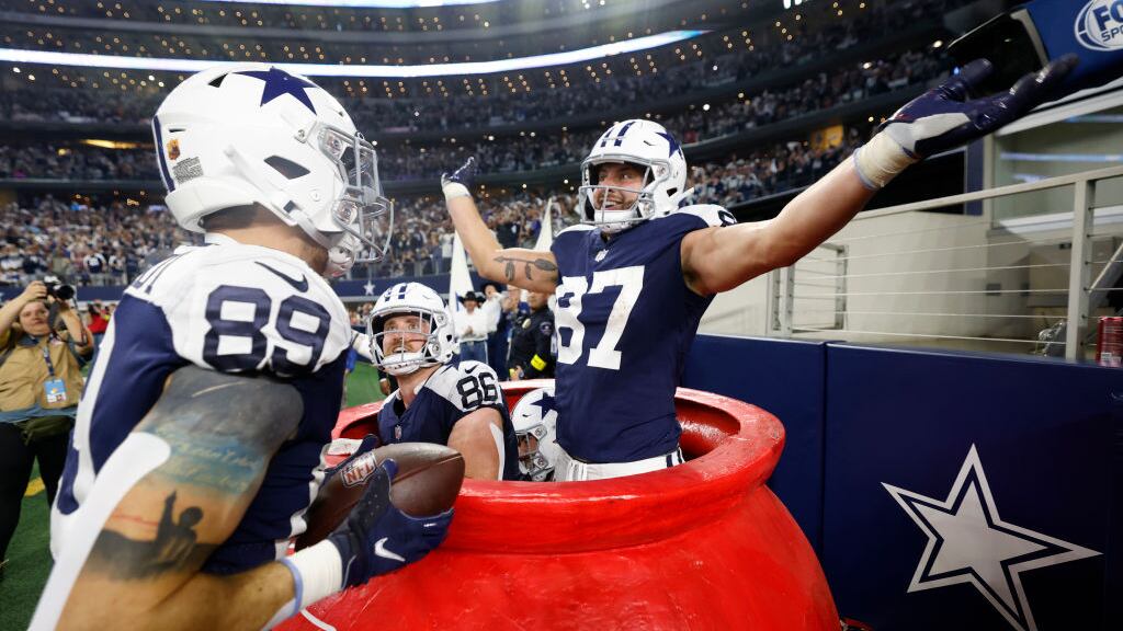 Peyton Hendershot celebra junto a Jake Ferguson una anotación