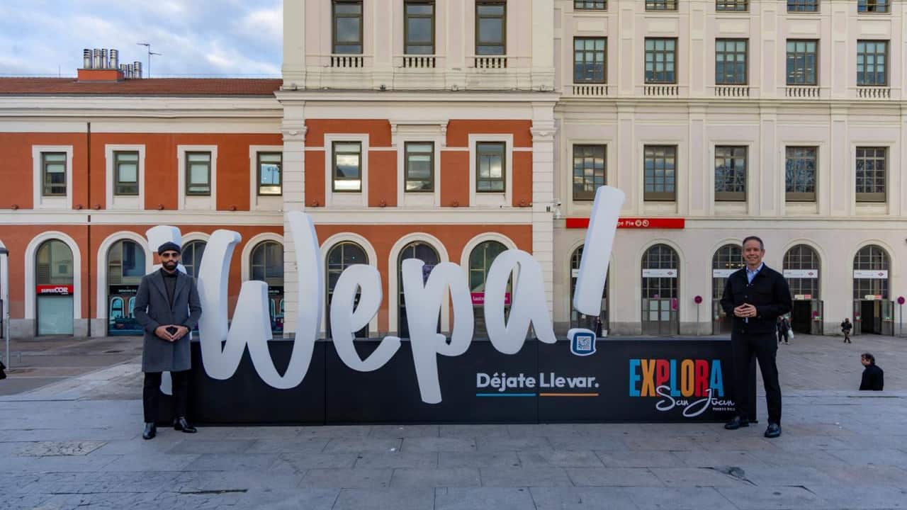 El alcalde de San Juan Miguel Romero y Arcángel junto a la escultura "Wepa"