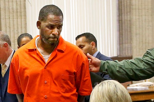 R. Kelly, estrella musical de los `90, fue sentenciado a 20 años de prisión por pornografía infantil