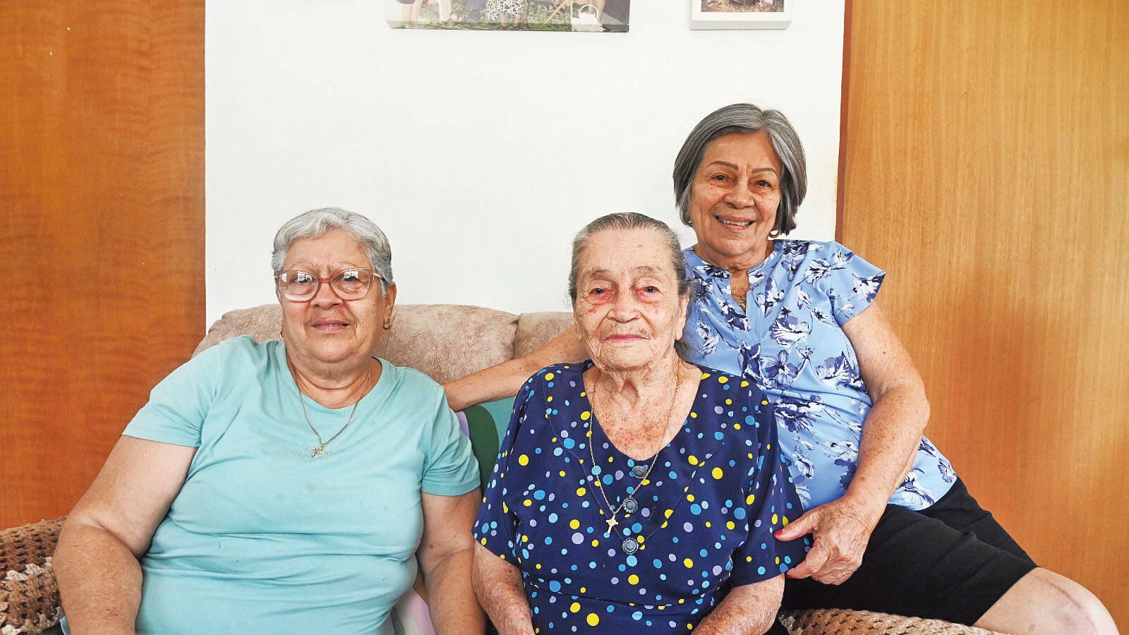 Francisca Cintrón Cintrón, de 102 años, junto con dos de sus seis hijos, Carmen Iris Colón Cintrón y Lillian Colón Cintrón.