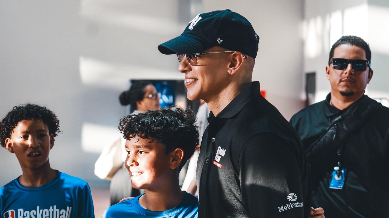 El exponente urbano Daddy Yankee estuvo presente en la escuela de la NBA en Puerto Rico.