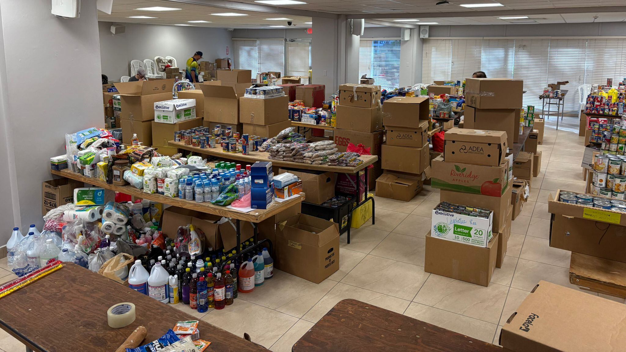 La Asociación de Maestros de Puerto Rico donó más de 300 cajas de alimentos a El Comedor de la Kennedy, beneficiando a miles de personas en necesidad.