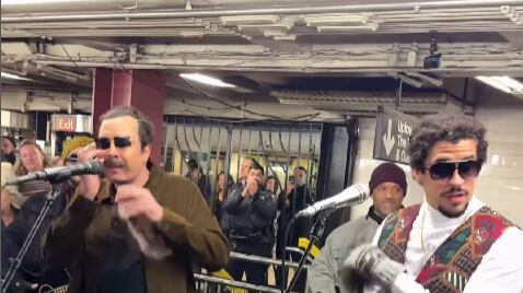 Bad Bunny estuvo el lunes, 13 de enero de 2025, junto a Jimmy Fallon en la estación del Subway del Rockerfeller Center en Nueva York como parte de la dinámica de "The Tonight Show". Captura de pantalla video de Mickey Blank / Instagram @mickmicknyc