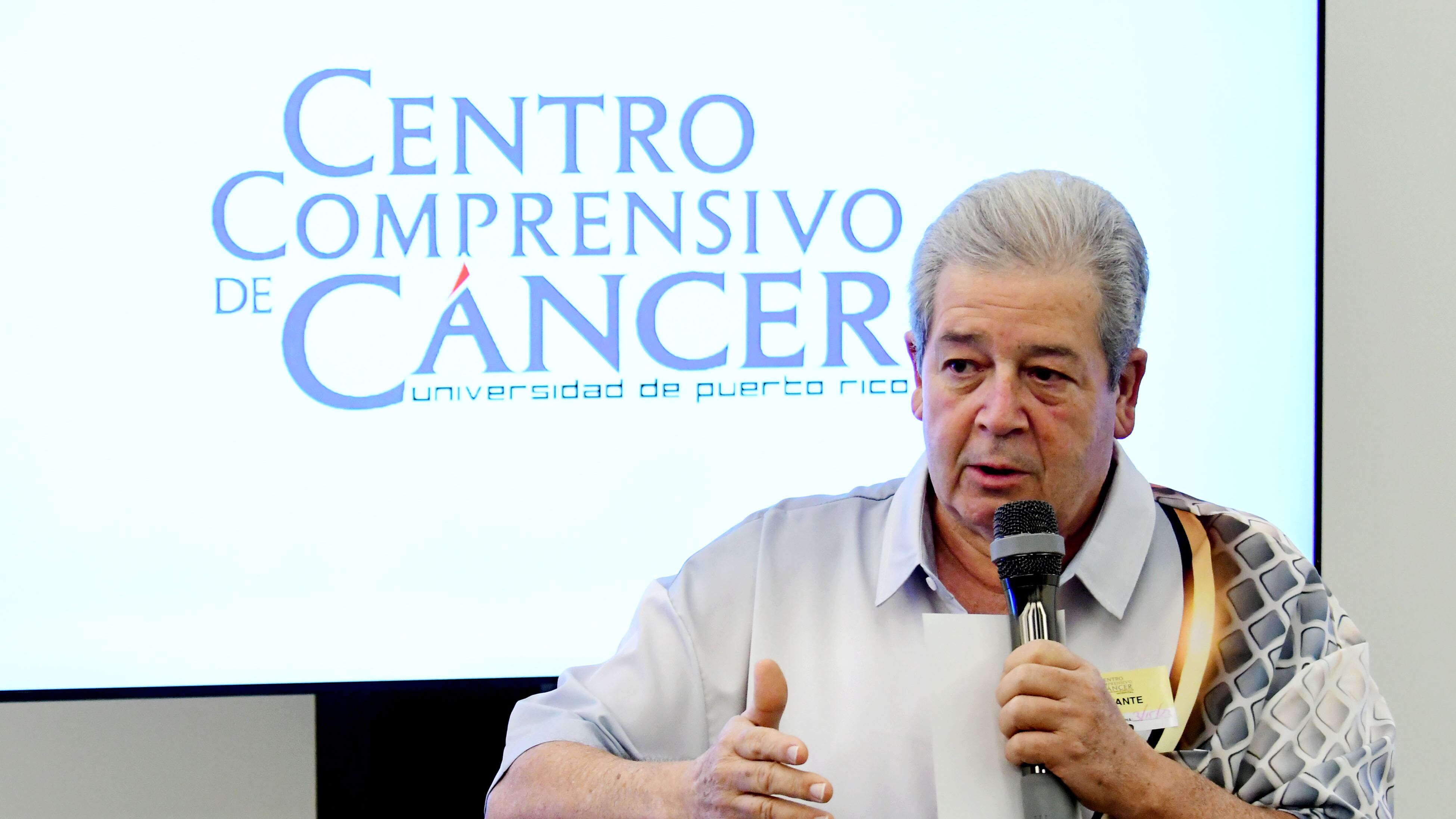 Firma del secretario de salud, Carlos Mellado, para incluir el discernimiento de heces para la detección del cáncer colon rectal.