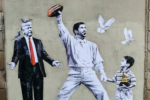 Grafiti en Barcelona enfrenta a Donald Trump y Bad Bunny con símbolo de amor y migración