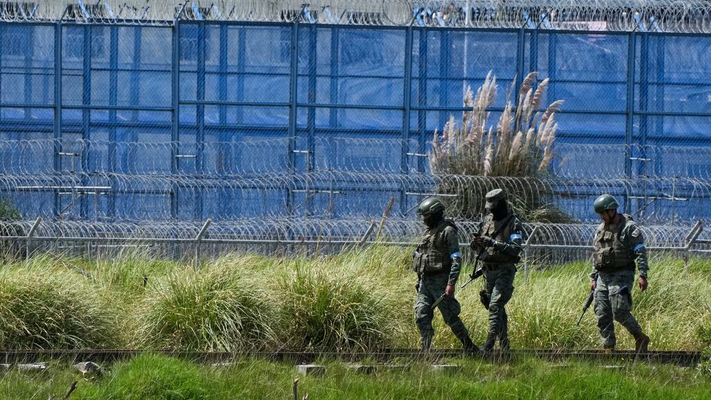 Militares ingresan a la cárcel de Cotopaxi, Ecuador, el domingo 14 de enero de 2024. Soldados y policías intervinieron el domingo en varias prisiones de Ecuador en busca de armas, municiones y explosivos y con el objetivo de restaurar el orden. (AP Foto/Dolores Ochoa)