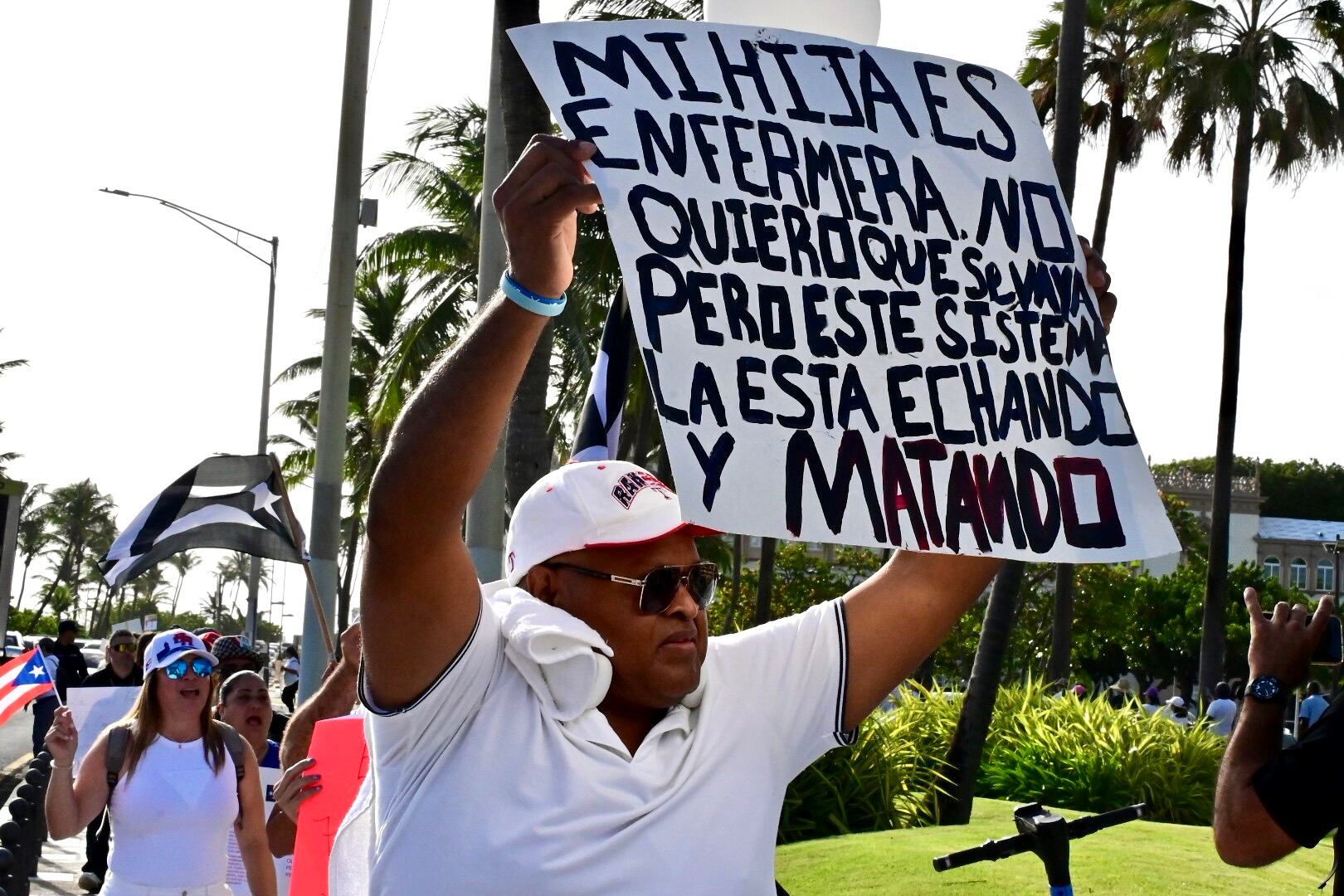 Las enfermeras y enfermeros protestan frente al Capitolio, demandando mejores condiciones de trabajo y salario. Capitolio, San Juan. Metro PR 12 de junio de 2025