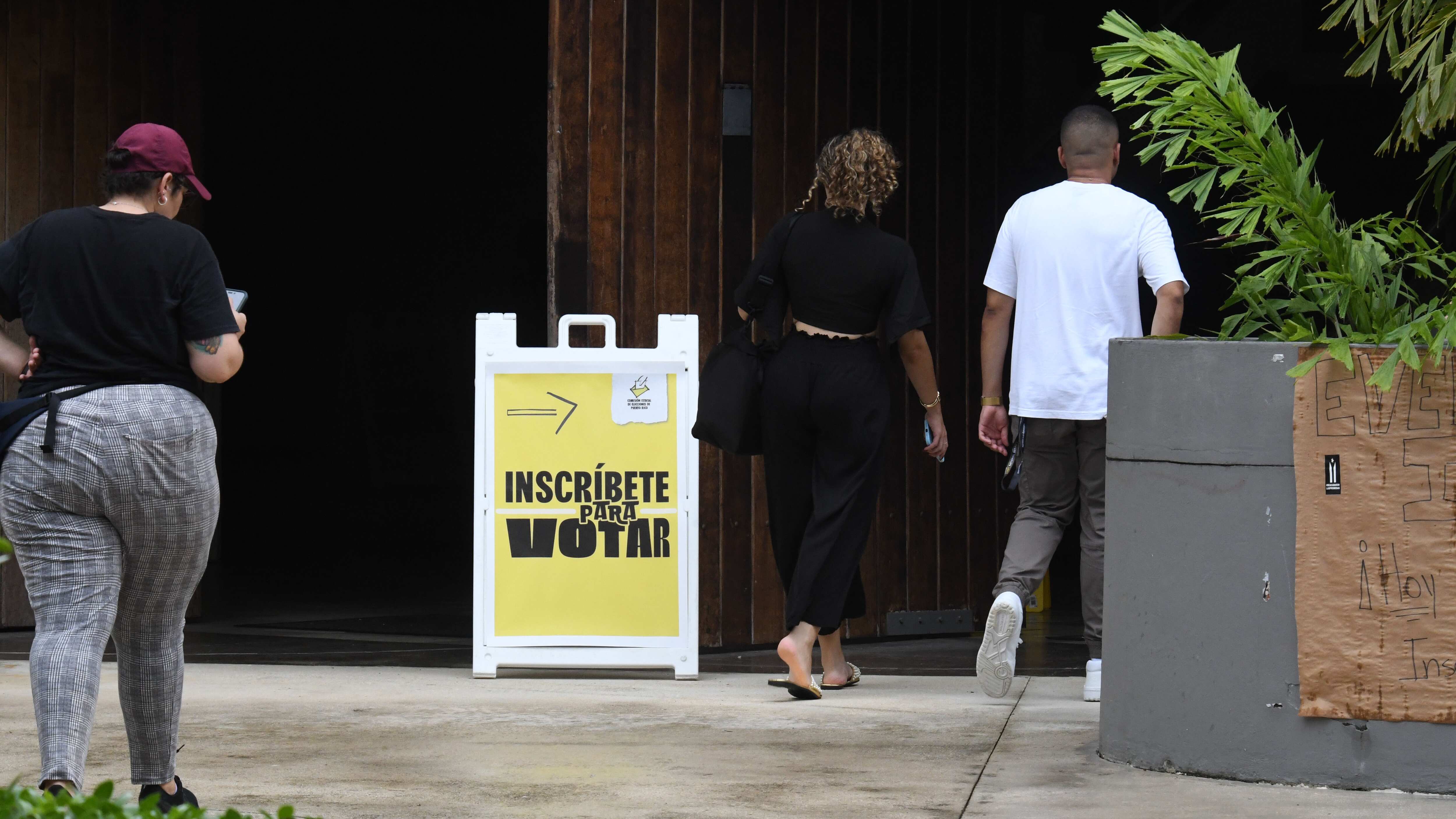 Estudiantes, trabajadores y público en general, se están inscribiendo en el Centro de Estudiantes, UPR