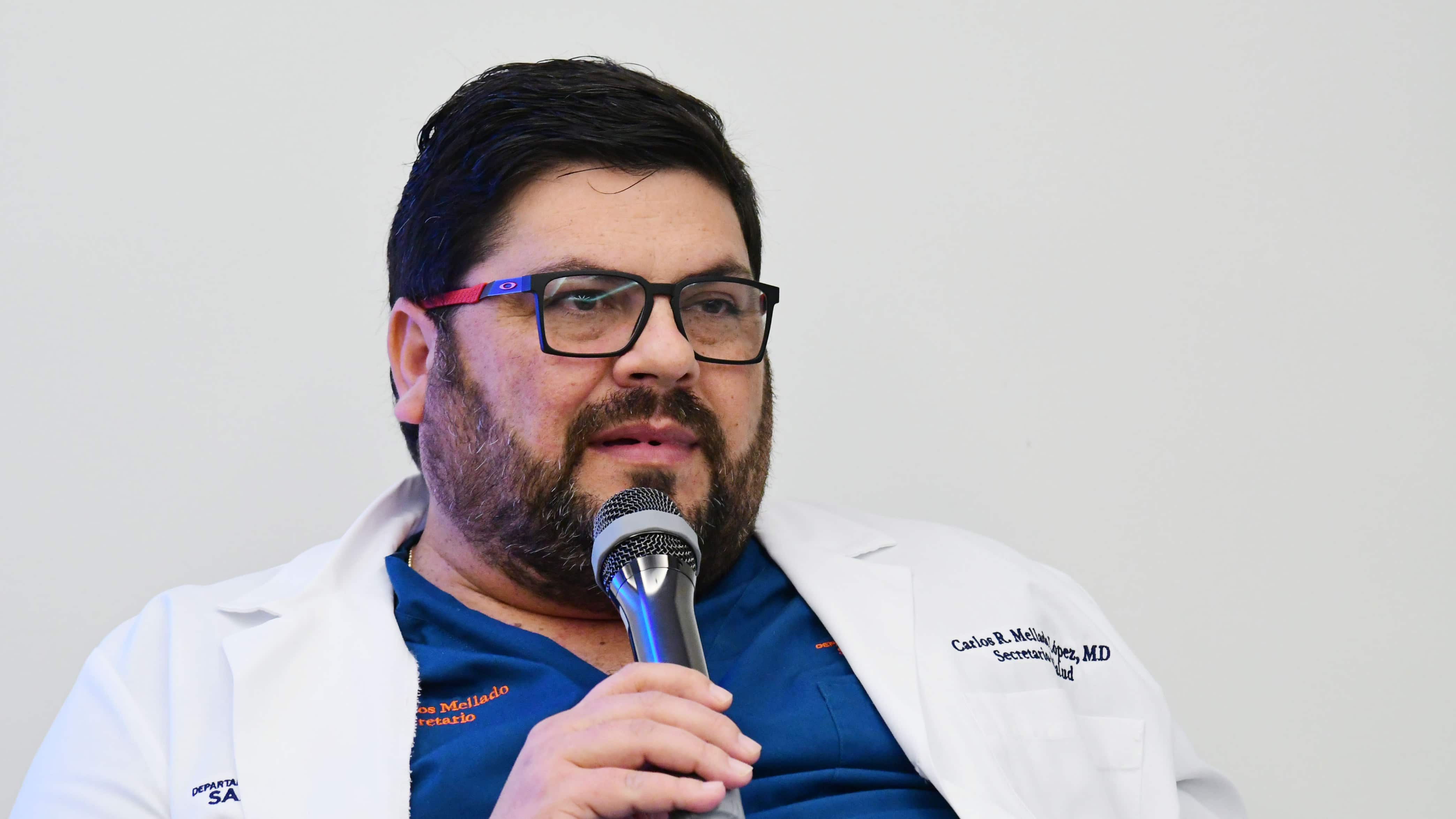 Firma del secretario de salud, Carlos Mellado, para incluir el discernimiento de heces para la detección del cáncer colon rectal.