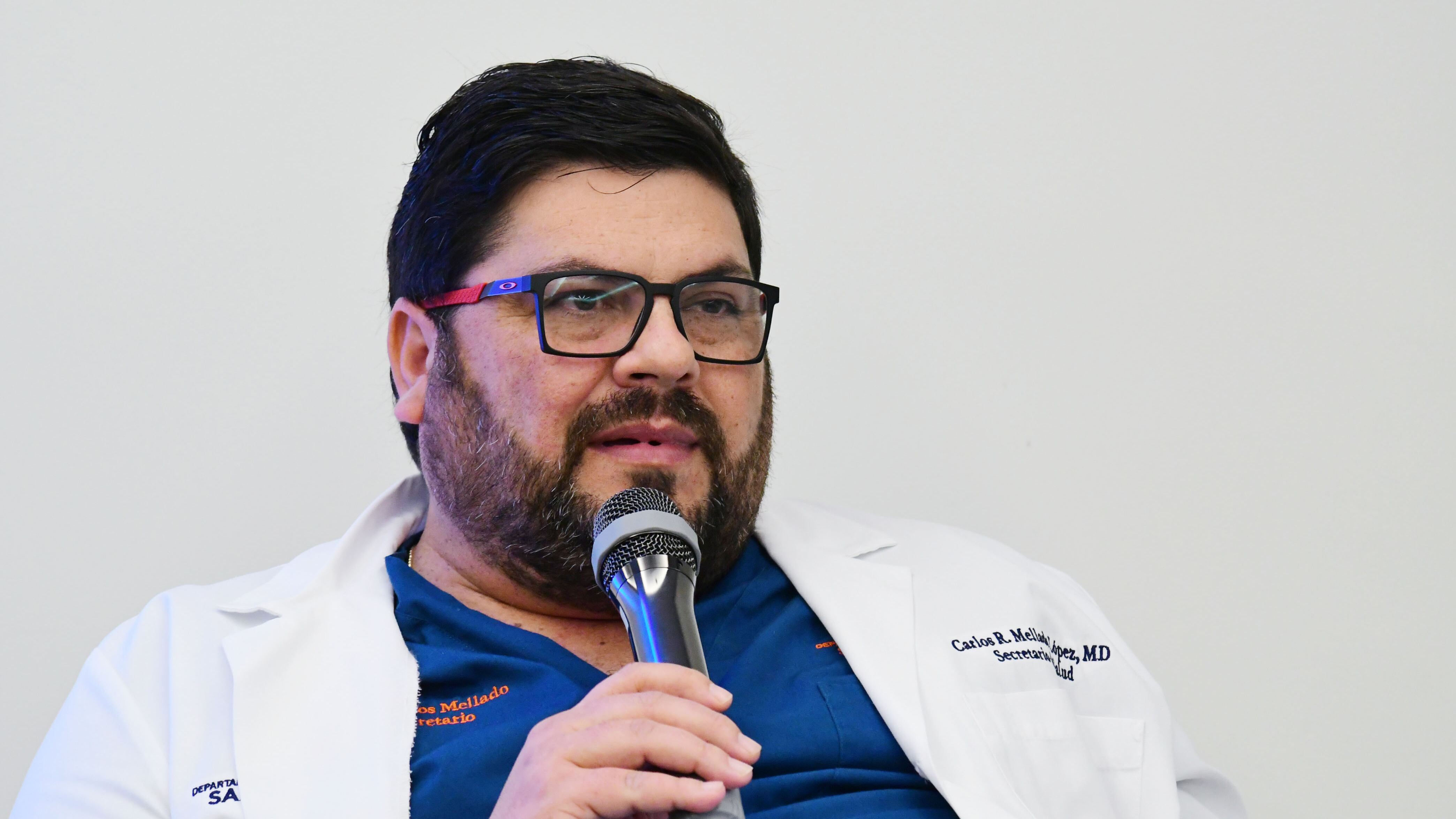 Firma del secretario de salud, Carlos Mellado, para incluir el discernimiento de heces para la detección del cáncer colon rectal.