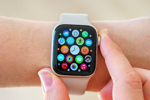¿Por qué no? Están usando el cargador del Apple Watch para arreglarse las uñas... Y funciona