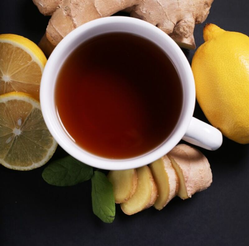 Taza de té con ingredientes