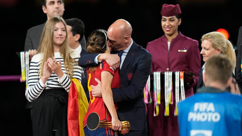 Beso a jugadora española