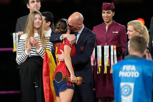 Jugadora besada a la fuerza pide castigo para presidente de la federación española