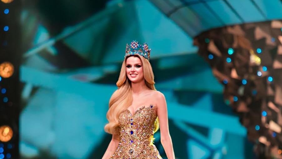 Krystyna Pyszková en su pasarela final como Miss Mundo 2024.