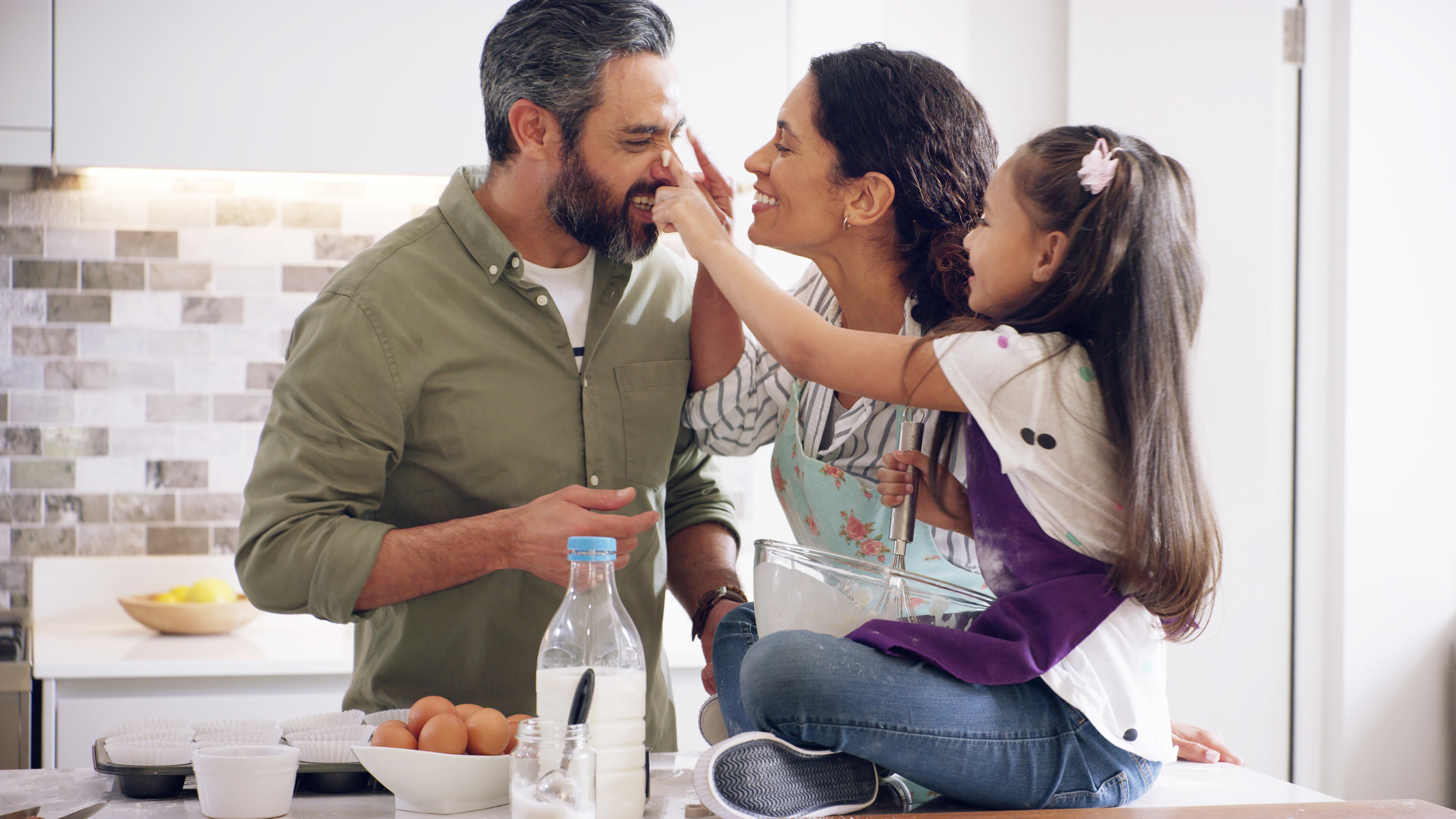 Familia en la cocina.
