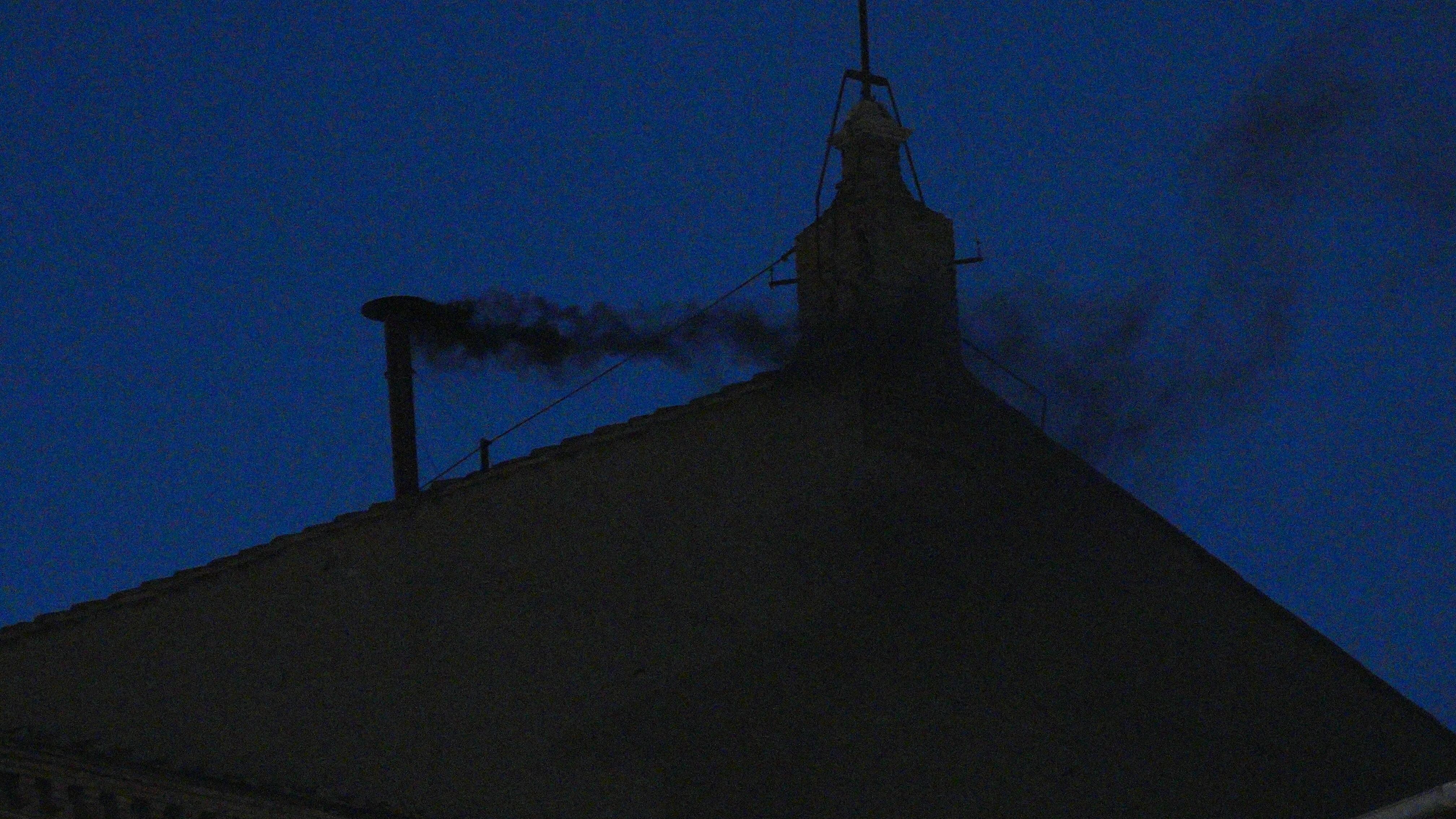 Se observa humo negro saliendo de la chimenea de la Capilla Sixtina, lo que indica que aún no se ha elegido un nuevo papa y que la votación continuará mañana, 7 de mayo de 2025, en la Ciudad del Vaticano. Los cardenales de la Iglesia Católica han llegado a la Ciudad del Vaticano para dar inicio al cónclave papal, el proceso de votación secreto que se celebra en la Capilla Sixtina y que requiere una mayoría de dos tercios para elegir al nuevo líder de la Iglesia Católica. La elección se produce tras el fallecimiento del papa Francisco el 21 de abril a los 88 años. (Foto de Christopher Furlong/Getty Images)