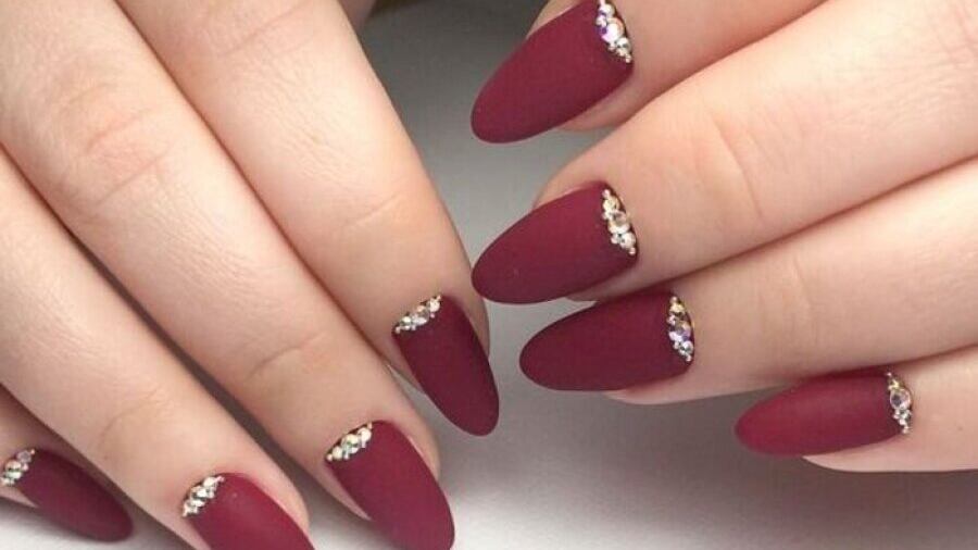 Las uñas color vino continuarán en tendencia.