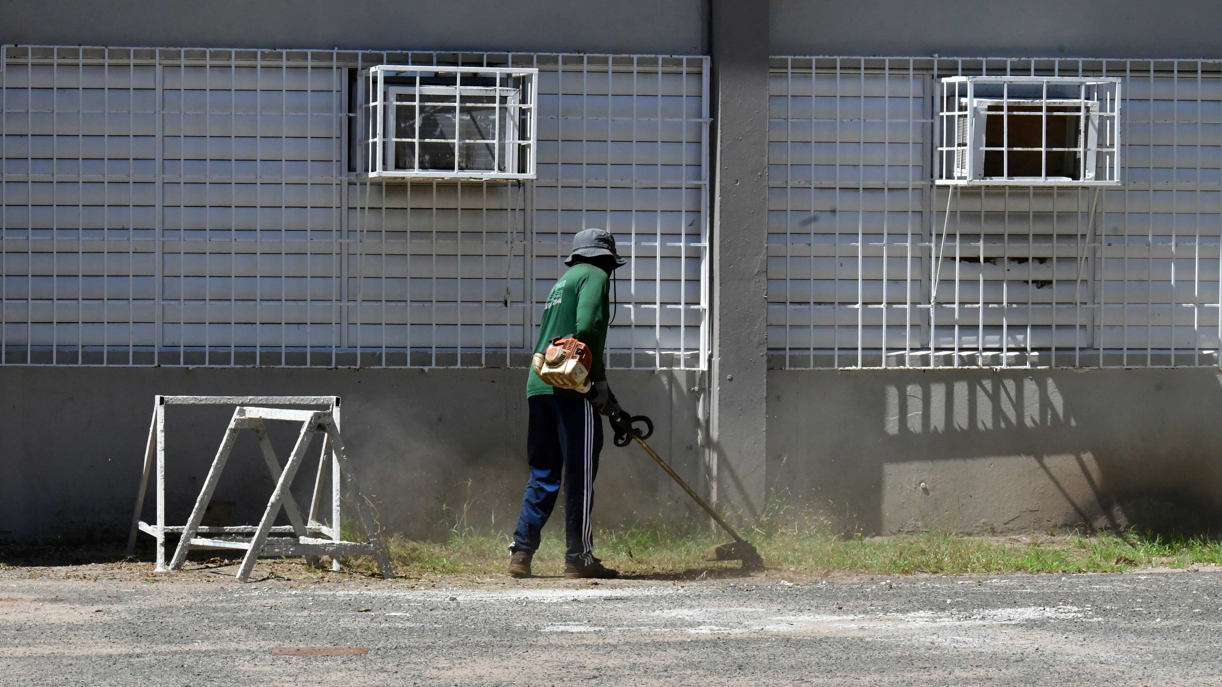Preparativos para el comienzo de clases. Escuela Ramos Antonini