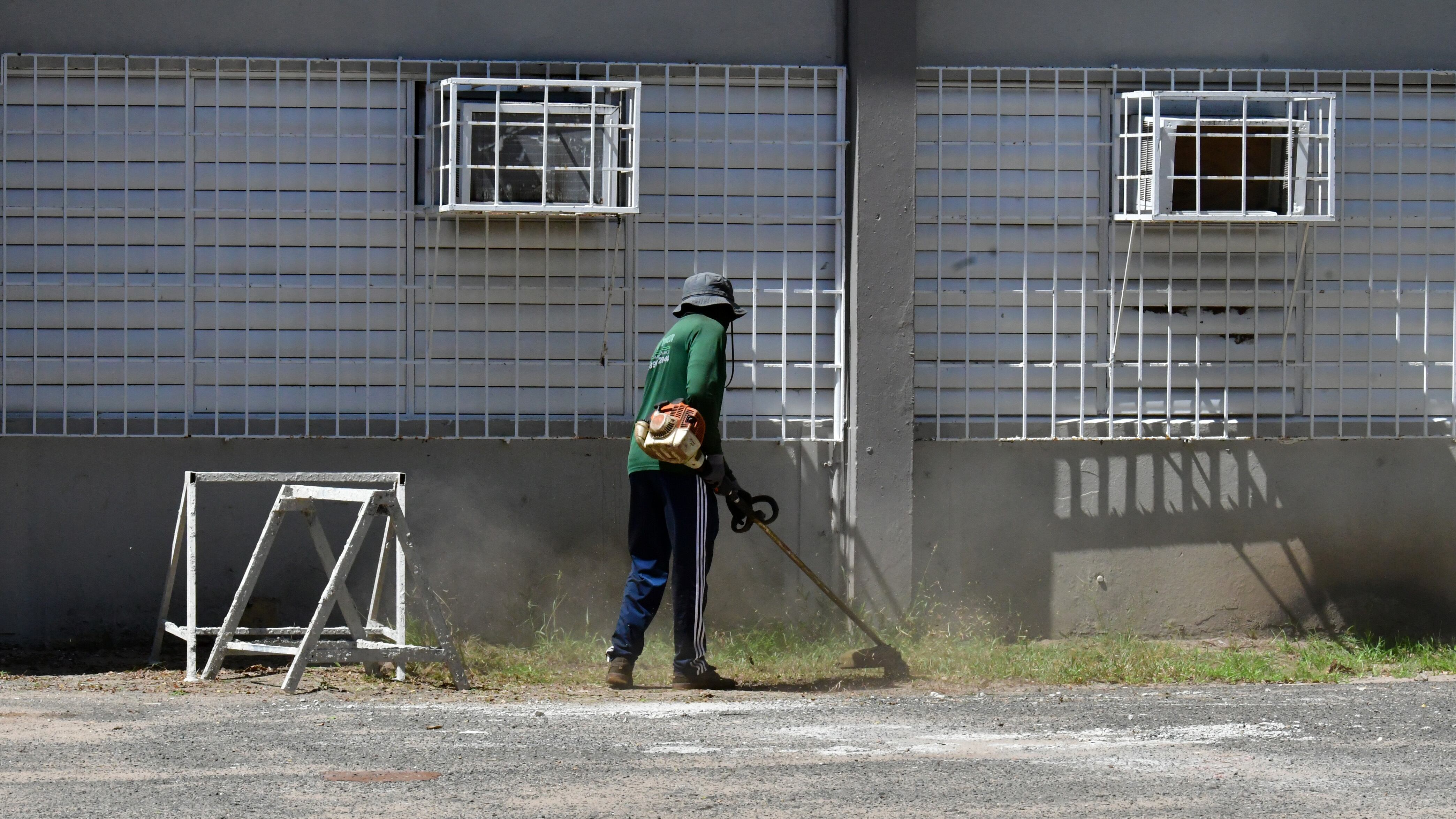 Preparativos para el comienzo de clases. Escuela Ramos Antonini