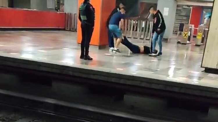 Dos amigos deciden arrastrar a su compañero borracho en la estación de metro Allende en Ciudad de México, México.