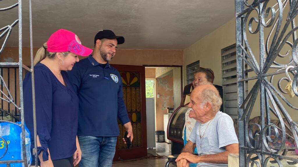 Añasco. Reparten comidas. (Foto: Suministrada)