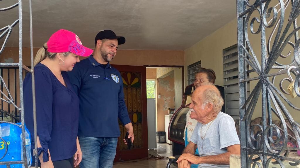 Añasco. Reparten comidas. (Foto: Suministrada)