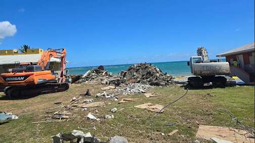 Comienza demolición de Centro Vacacional de Arroyo afectado por los pasados desastres naturales.