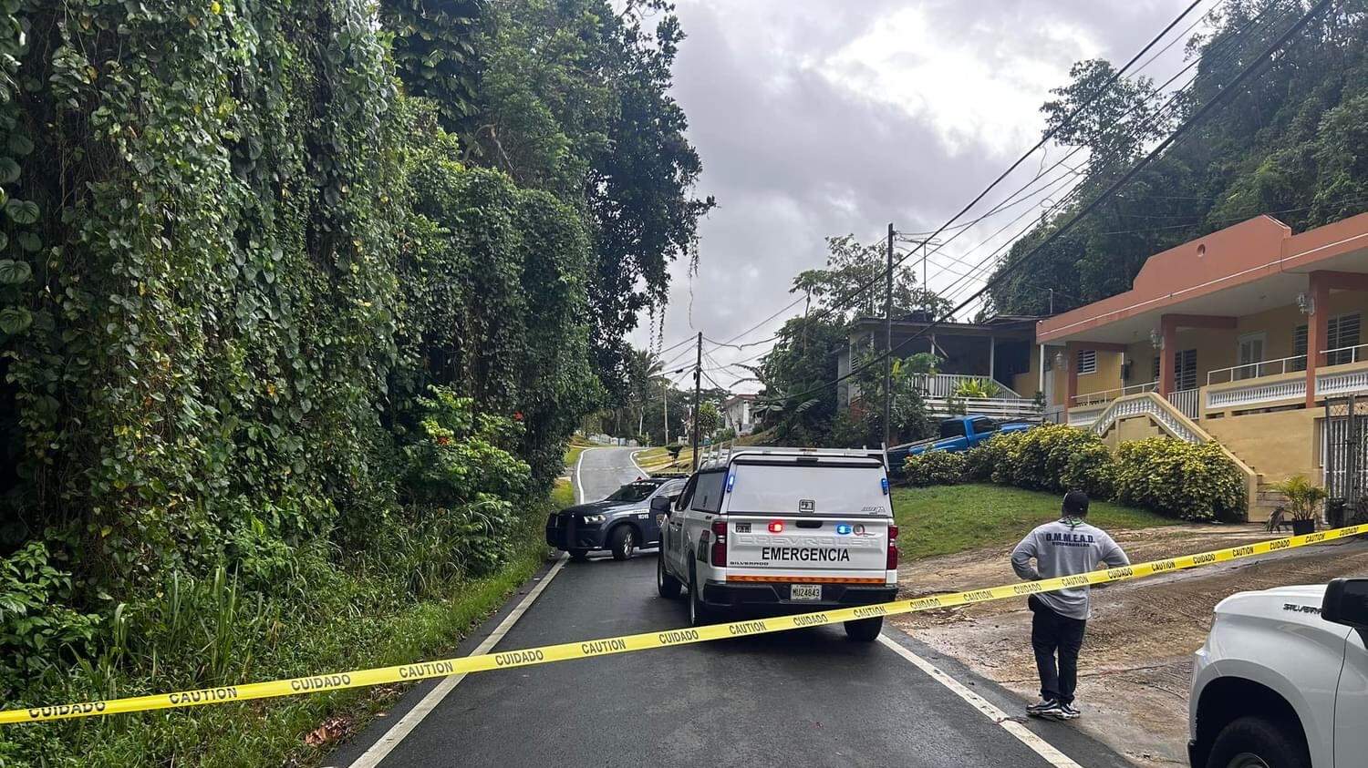 socavón debido a lluvias en Quebradillas