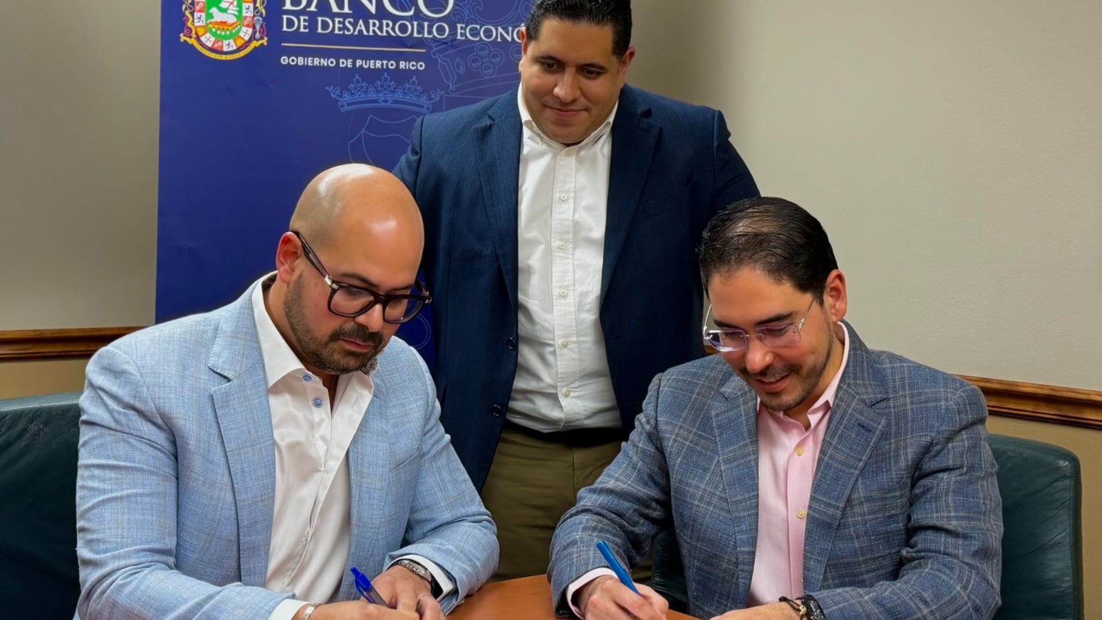 Doctores firman acuerdo.