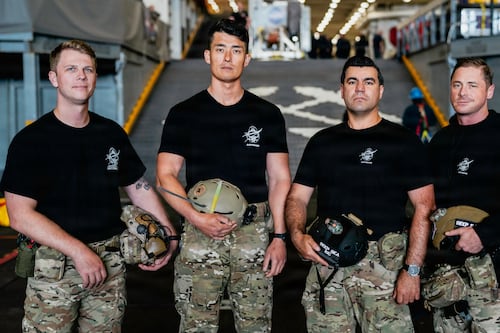 Equipo médico especialista en descompresión, primero en recibir a los astronautas de Orión