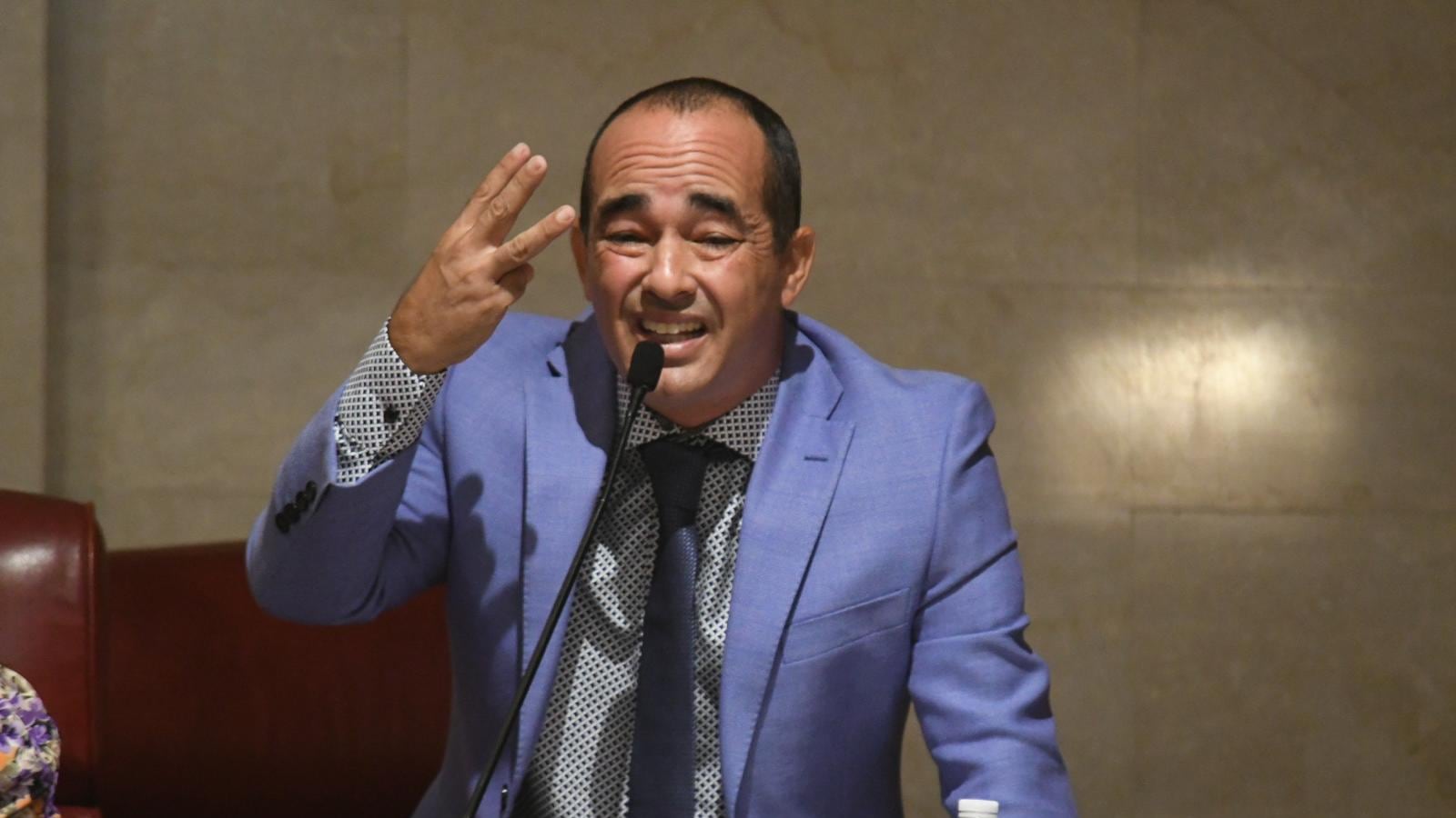 El senador independiente, Eliezer Molina, durante la Comisión Total del Senado al secretario del DRNA.