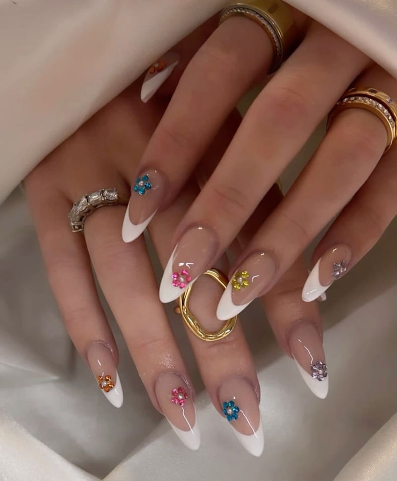 Tendencia de uñas francesas con flores de pedrería