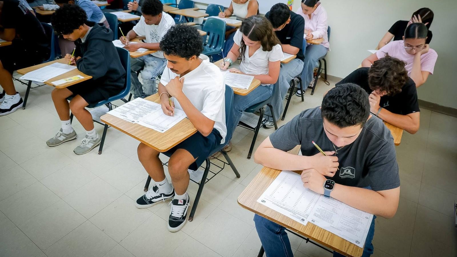 Alrededor de sesenta jóvenes se dan cita en Ceiba para sacar licencia de conducir y tarjeta electoral