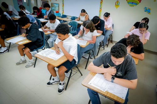 Alrededor de 60 jóvenes se dan cita en Ceiba para obtener licencia de conducir y tarjeta electoral