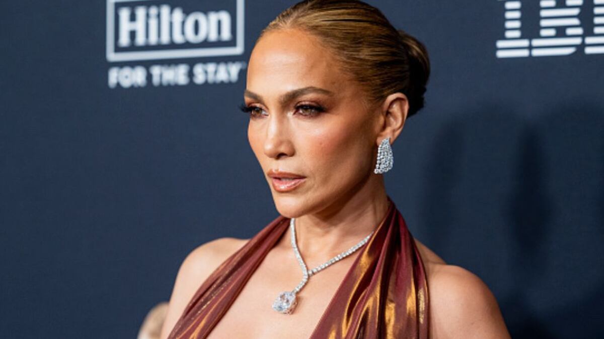 Jennifer López y el tono de uñas elegante que dominará la tendencia en 2025