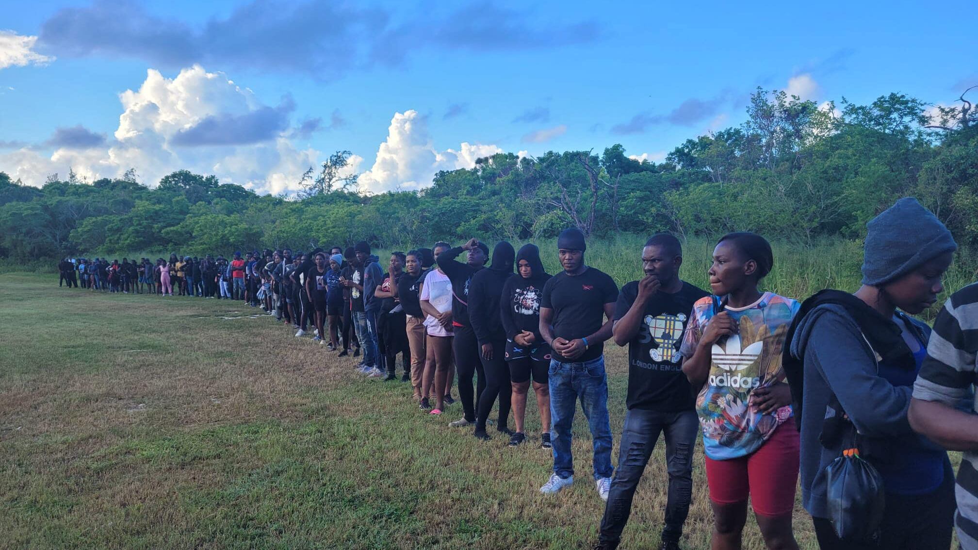 Grupo de indocumentados que fue abandonado en Isla de Mona.