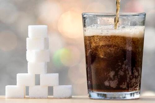 Hombre bebió una Coca Cola de litro y medio en 10 minutos y murió