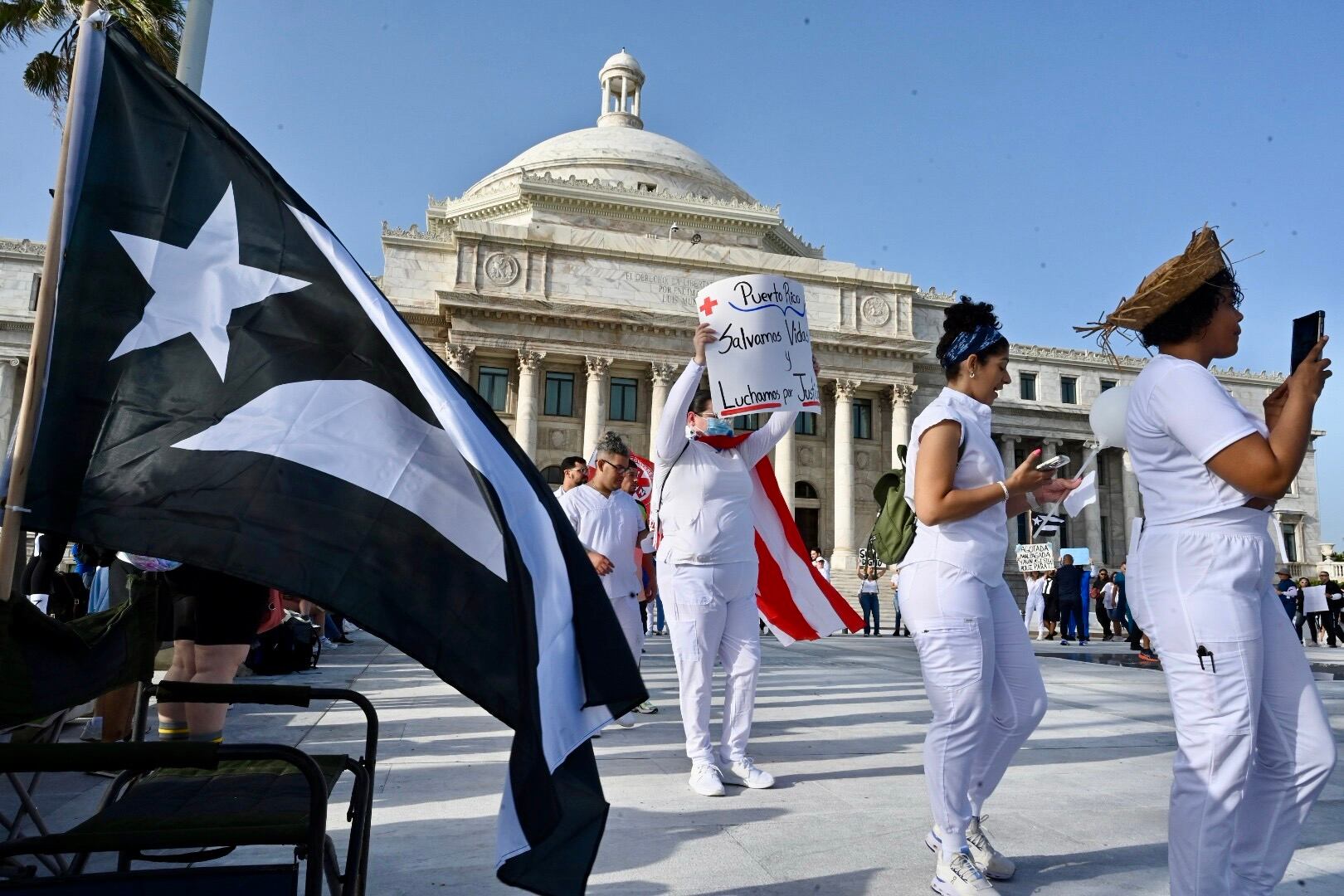 Las enfermeras y enfermeros protestan frente al Capitolio, demandando mejores condiciones de trabajo y salario. Capitolio, San Juan. Metro PR 12 de junio de 2025